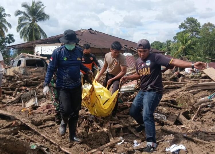 Petugas gabungan dan relawan mengevakuasi korban banjir bandang di Agam beberapa waktu lalu. Foto: IST