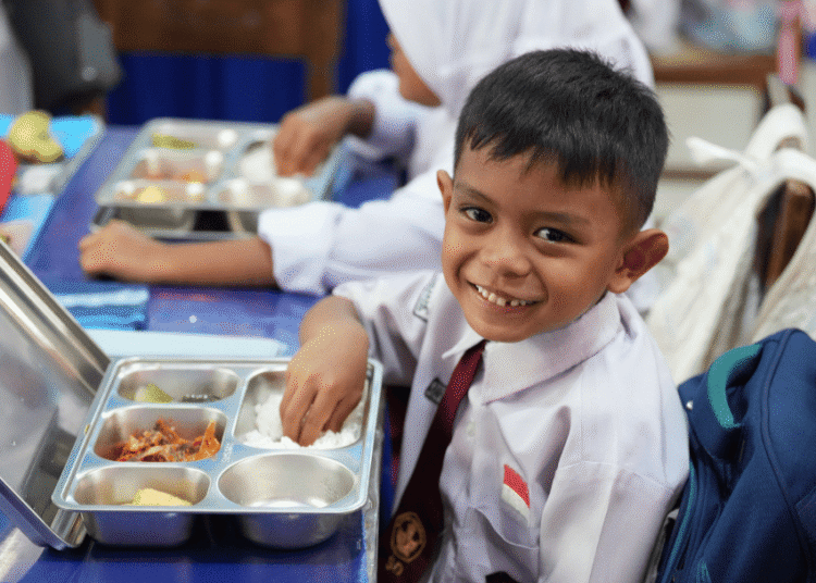 Program Makan Bergizi Gratis (MBG) dipastikan tetap berjalan selama Ramadan. Pemerintah menyiapkan skema khusus agar pembagian makanan tetap efektif bagi penerima manfaat yang menjalankan ibadah puasa. Foto: Biro Hukum dan Humas BGN