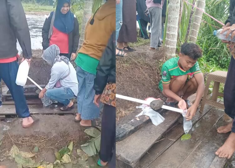 Pengunjung menampung air dari sinkhole atau tanah amblas yang berada di Jorong Tepi, Nagari Situjuah Batua, Kecamatan Situjuah Limo Nagari, Kabupaten Limapuluh Kota, Kamis (8/1/2026). Foto: Ist