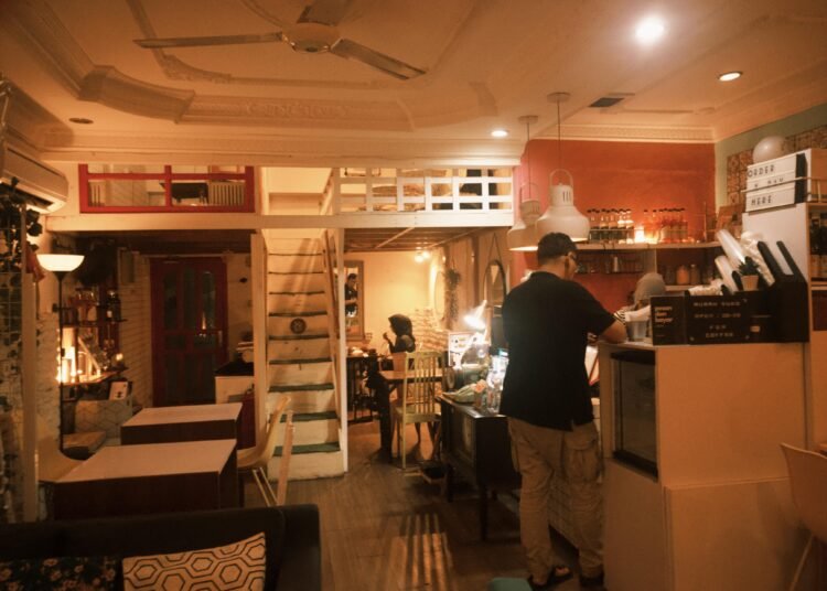 Suasana gerai Sukokopi di Kota Padang yang mengusung konsep kedai kopi Minang dengan penamaan menu khas berbasis filosofi budaya Minangkabau.