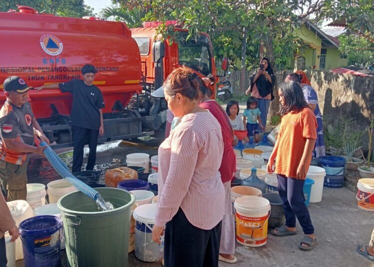 Petugas BPBD Kota Padang menyalurkan air bersih menggunakan mobil tangki ke tandon penampungan di Kecamatan Kuranji dan Pauh, menyusul krisis air bersih yang masih dialami warga pascabanjir bandang sejak November 2025.
