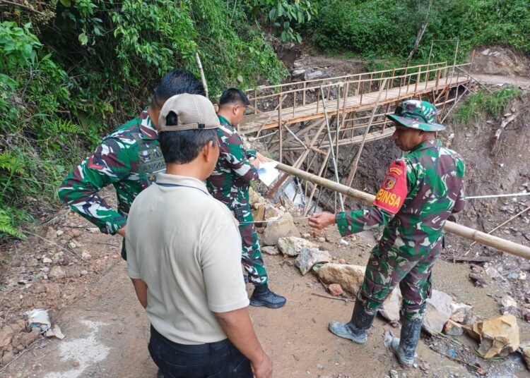 Kondisi jembatan darurat yang dibangun warga setelah jembatan utama di Limau Gadang Kecamatan IV Nagari Bayang Utara, Kabupaten Pesisir Selatan, terputus
