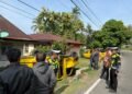Pecah Ban, Angkot Berisi 13 Penumpang Terbalik di Tanah Datar