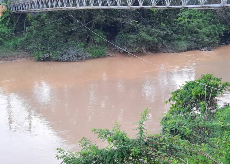 Air sungai Batang Siek di Jorong Seberang Tapian Napal, Nagari Koto Baru, Kecamatan Koto Baru, Dharmasraya, menghitam pada Kais (15/1/2026). Foto: Guspira Ardilla/Sumbarkita