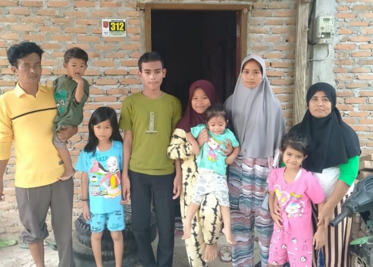 Warga korban bencana asal Jorong Kayu Pasak Selatan, Nagari Salareh Aia, Kabupaten Agam, menumpang di rumah warga di Jorong Padang Koto, Nagari Salareh Aia Utara.