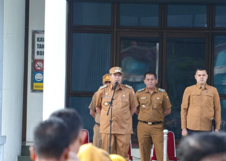 Wali Kota Pariaman, Yota Balad, memberikan arahan kepada Aparatur Sipil Negara (ASN) saat memimpin Apel Gabungan ASN 2026 di Halaman Balaikota Pariaman, Senin (5/1/2026).