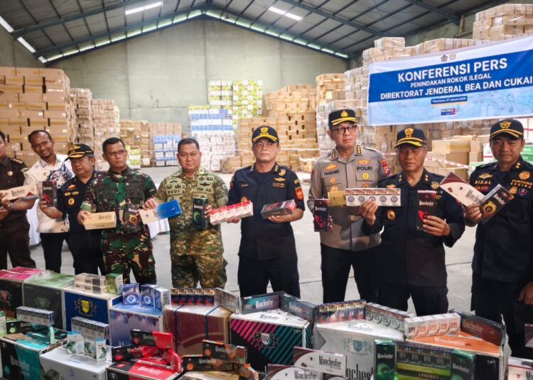Sebuah gudang di kawasan Pergudangan Avian, Jalan Siak II, Kecamatan Payung Sekaki, Kota Pekanbaru, Provinsi Riau, digerebek petugas dan ratusan juta batang rokok ilegal berhasil diamankan, Selasa (6/1/2026). Foto: IST