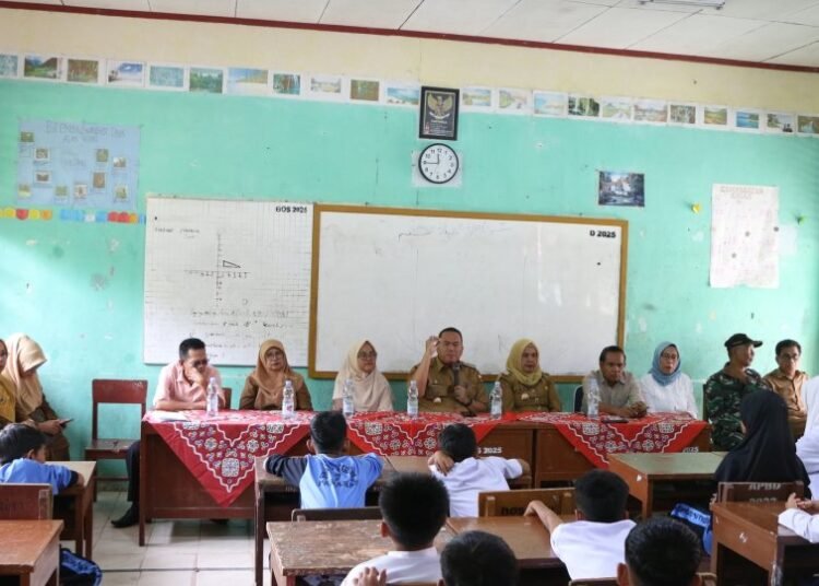 Wali Kota Pariaman, Yota Balad, mendatangi SMP Negeri 7 Kota Pariaman menyusul viralnya video perkelahian siswa sekolah tersebut di media sosial, Senin (19/1/2025).