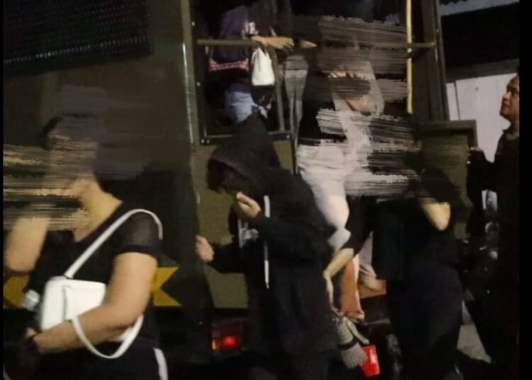 Sejumlah muda-mudi diamankan petugas Satuan Polisi Pamong Praja Kota Padang dalam patroli pengawasan yang digelar di sejumlah titik di Kota Padang, Rabu (14/1/2026) malam hingga Kamis dini hari.