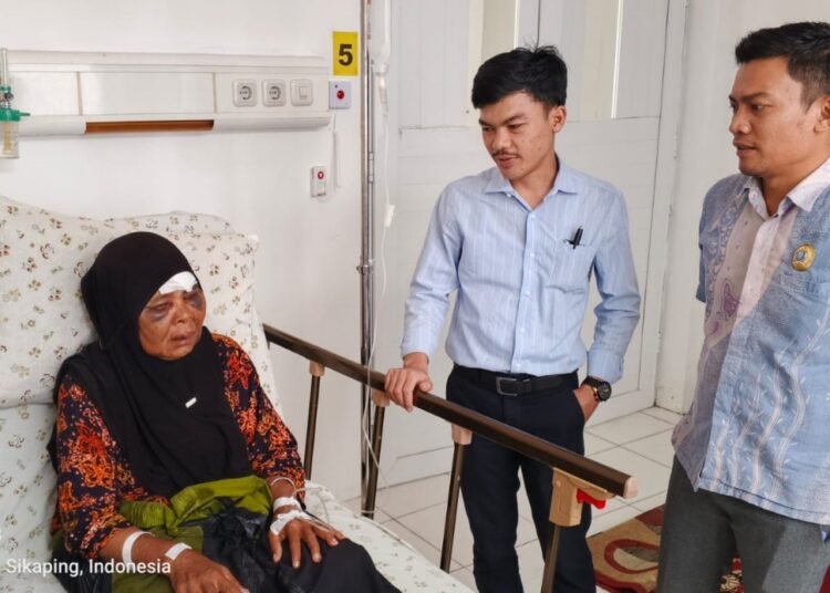Kuasa hukum mengunjungi nenek Saudah (67) saat menjalani perawatan di rumah sakit, Selasa (6/1/2026).