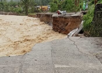 Jalan Putus, 235 Kepala Keluarga di Batu Busuk Padang Terisolasi