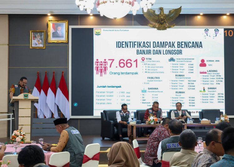 Wali Kota Pariaman Yota Balad memaparkan kondisi kerusakan Kota Pariaman dalam Rapat Koordinasi (Rakor) Finalisasi Rencana Rehabilitasi dan Rekonstruksi Pascabencana (R3P) Hidrometeorologi Sumatera Barat, di Auditorium Gubernur Sumbar, Kamis (8/1/2026).