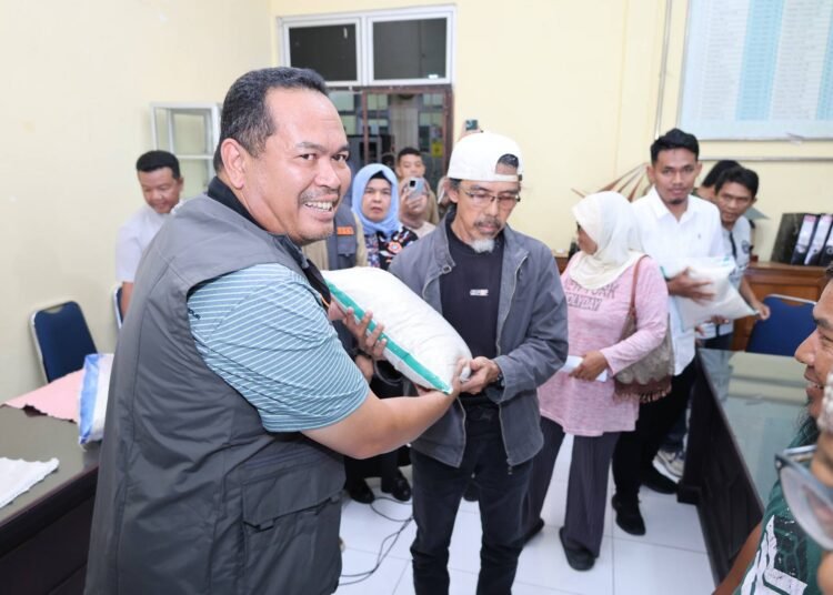 Wali Kota Pariaman Yota Balad, menyerahkan bantuan sembako kepada pedagang di Ruang Rapat Dinas Perindustrian Perdagangan Koperasi dan UKM Kota Pariaman, Sabtu (10/1/2026).