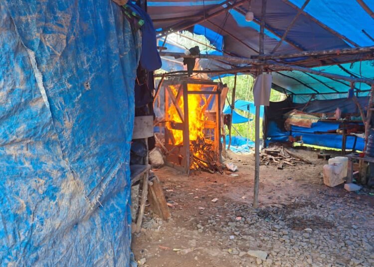 Polisi menertibkan aktivitas penambangan emas tanpa izin (PETI) di daerah Balun, Nagari Pakan Rabaa, Kecamatan Koto Parik Gadang Diateh (KPGD), Kabupaten Solok Selatan, Rabu (14/1/2026).