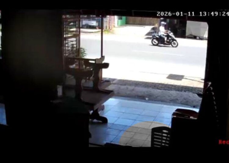 Polisi mengantongi pergerakan pelaku penjambretan gelang emas yang berujung kecelakaan maut di Pariaman, pada Minggu (11/1/2026), melalui rekaman CCTV.