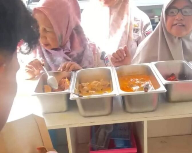 Sejumlah pegawai membeli nasi yang dijual pedagang keliling yang mobilnya ditertibkan Satpol PP Padang. Foto: Dokumen Satpol PP Padang.