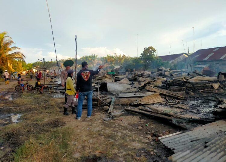 Kebakaran melanda mess karyawan PT Incasi Raya Silaut di Kecamatan Silaut, Kabupaten Pesisir Selatan, Senin (12/1/2026) sekitar pukul 15.30 WIB. Foto: Kapolsek Lunang Silaut