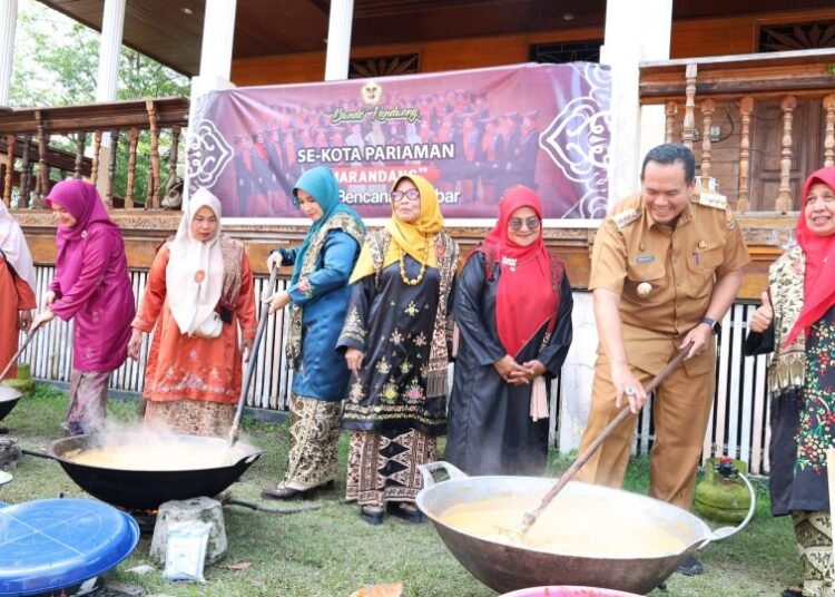 Bundo Kanduang se-Kota Pariaman menggelar kegiatan Marandang Peduli Bencana Sumatera Barat di Halaman Rumah Tabuik Subarang, Desa Cimparuah, Kecamatan Pariaman Tengah, Senin (5/1/2025).