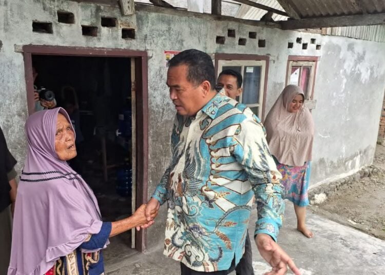 Wali Kota Pariaman, Yota Balad, menyerahkan bantuan kasur sekaligus meninjau kondisi rumah warga tidak layak huni di Desa Ampalu, Kecamatan Pariaman Utara, dan Desa Kampung Baru, Kecamatan Pariaman Tengah, Minggu (4/1/2026).