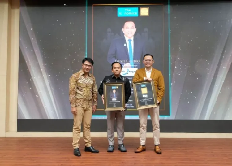 Bank Nagari meraih dua penghargaan bergengsi sekaligus pada ajang 6th Anniversary Indonesia 20 Top Syariah Awards 2026 dan 6th Anniversary 20 Best CEO Syariah Awards 2026, Kamis (22/1) di Auditorium Lantai 3 Gedung A Kementerian Pendidikan Dasar dan Menengah RI, Jakarta.