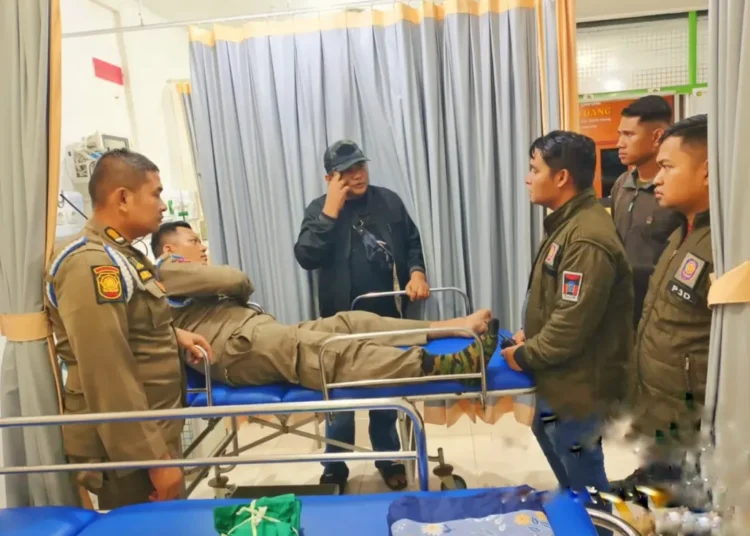 Anggota Satpol PP Kota Padang, David, dirawat di rumah sakit karena tulang kaki kirinya patah setelah ditabrak sepeda motor pada Minggu (25/1/2026) sekitar pukul 4.30 WIB. Foto: Satpol PP Padang