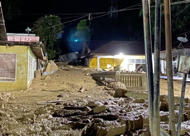 Galodo kembali menerjang Jorong Pasar Maninjau, Nagari Maninjau, Kabupaten Agam, tepatnya di kawasan Sungai Muaro Pisang, pada Kamis (1/1/2026) dini hari.