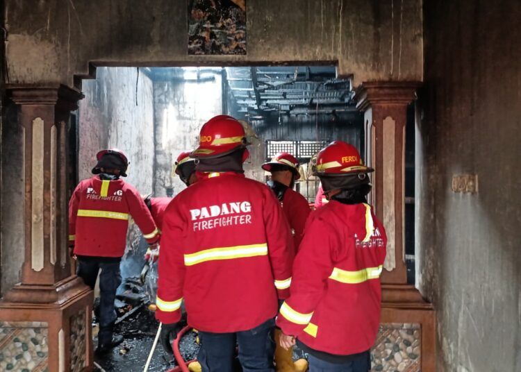 Satu unit rumah warga di kawasan Padang Besi, Kecamatan Lubuk Kilangan, Kota Padang, terbakar pada Kamis (1/1/2026) siang