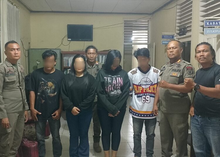 Dua pasangan bukan suami istri diamankan petugas Satuan Polisi Pamong Praja Kabupaten Pesisir Selatan di sebuah hotel di kawasan Pelangai, Kecamatan Ranah Pesisir, pada malam pergantian Tahun Baru, Kamis (1/1/2026).Foto: Satpol PP Pesisir Selatan