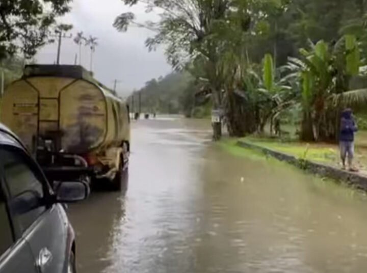 Sungai Batang Tarusan meluap ke jalan di Kampung Duku Selatan, Nagari Duku, Kecamatan Koto XI Tarusan, Pesisir Selatan, pada Jumat (2/1) siang. Akibatnya, akses utama Padang—Bengkulu putus.