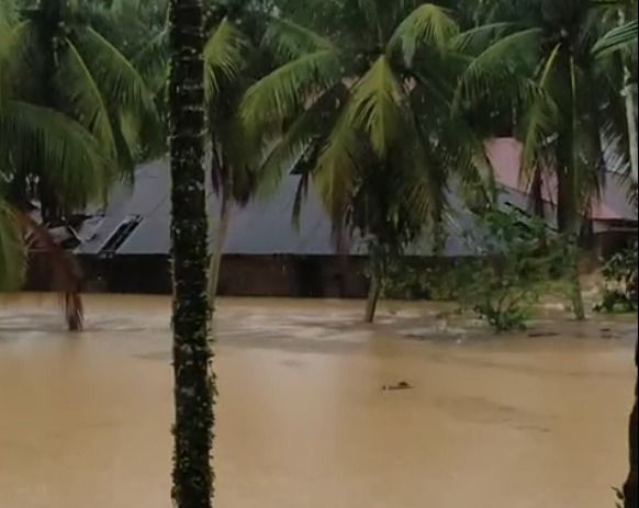 Banjir nyaris mencapai atap rumah di Korong Surantiah, Nagari Lubuak Aluang, Kecamatan Lubuk Alung, Padang Pariaman, pada Jumat (2/1/2026) sore.