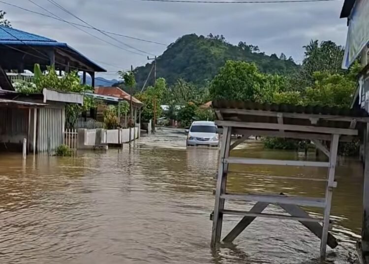 Banjir merendam permukiman warga di Pesisir Selatan akibat hujan deras pada Jumat (2/1/2026).