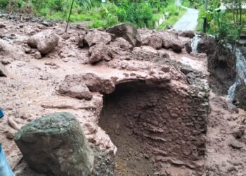 Longsor Tutup Tiga Ruas Jalan di Pesisir Selatan