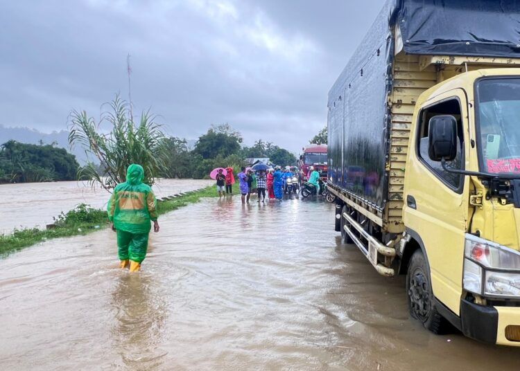Banjir menggenangi Jalan Padang—Bengkulu di Kampung Duku Selatan, Nagari Duku, Kecamatan Koto XI Tarusan, Pesisir Selatan, pada Jumat (2/1).