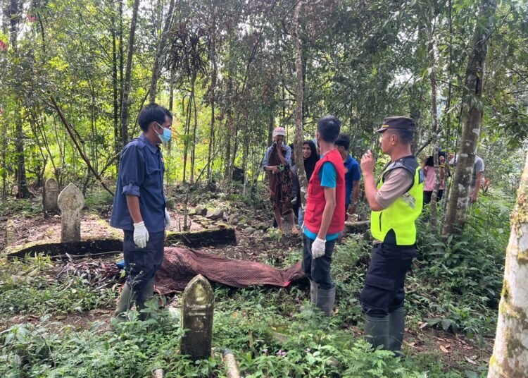 Warga dan keluarga akan menguburkan mayat perempuan berusia 7 tahun di Nagari Malalak Timur, Kecamatan Malalak, Agam, yang ditemukan pada Sabtu (3/1).