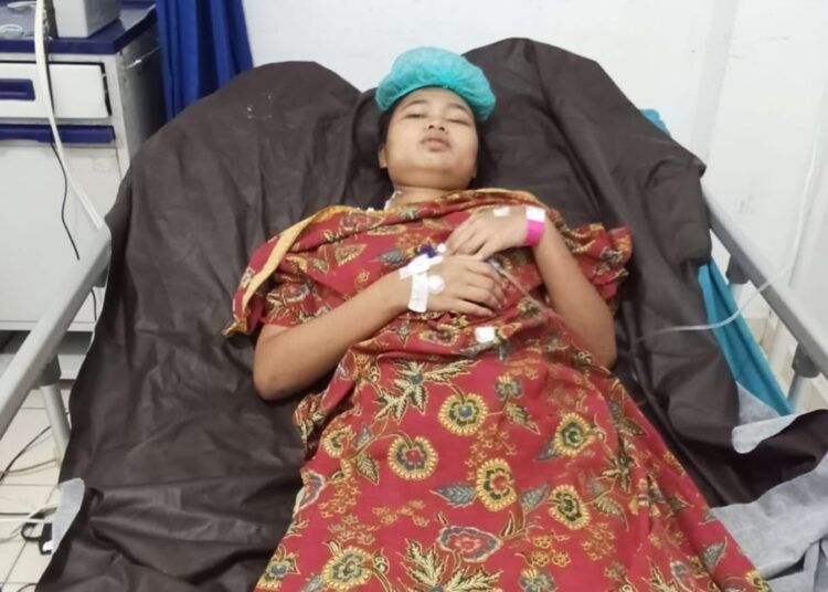 Claudia (19), gadis asal Kampung Tebing Tinggi, Kenagarian Batang Betung, Kecamatan Basa Ampek Balai Tapan, Pesisir Selatan, selesai dioperasi di RSUP M. Djamil pada Jumat (3/1). Foto: Dokumentasi keluarga