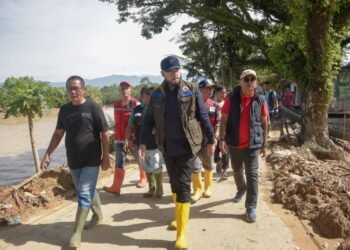 Wali Kota Padang Tinjau Goro Bersama Bersihkan Drainase Pascabanjir di Kampung Lapai