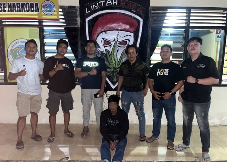 Polisi menangkap pria inisial AH (30), terduga pemakai sabu-sabu, di pinggir Jalan Pasar Silungkang, Desa Silungkang Duo, Kecamatan Silungkang, Sawahlunto, pada Minggu (4/1). Foto: Polres Sawahlunto