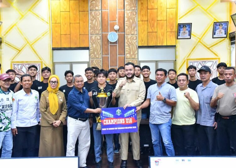 Wali Kota Padang, Fadly Amran, berfoto dengan tim sepak bola Ripan’s Soccer School Kelompok Umur 16 tahun di Ruang Abu Bakar Ja’ar, Balai Kota Padang, Senin (5/1/2026). Foto: Pemko Padang