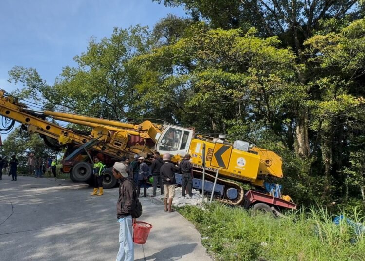 Truk pengangkut crane di Kelok S, Sitinjau Lauik, Kota Padang. Foto: Sitinjau Lauik Chanel