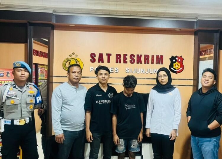 Remaja berinisial ZS (18 tahun) ditangkap polisi pada Kamis (8/1/2026) malam karena diduga menyetubuhi perempuan berinsial CAH (14 tahun) di kandang ayam di Jorong Tanjung Pauh, Nagari Muaro Bodi, Kecamatan IV Nagari, Sijunjung. Foto: Polres Sijunjung