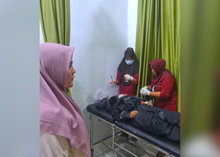 Seorang perempuan muda tewas setelah menabrak truk yang sedang parkir di Jalan Raya Padang–Painan pada Jumat (9/1).