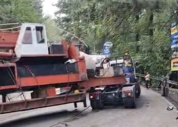Truk Trailer Tersangkut di Sitinjau Lauik, Lalu Lintas Padang–Solok Terganggu