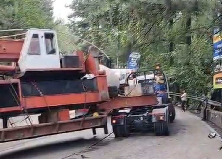 Truk gagal nanjak di Sitinjau Lauik Padang, Sabtu (10/1).