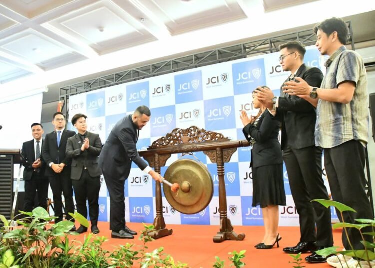 Wali Kota Padang, Fadly Amran, ikut membuka Inaugurasi Junior Chamber International (JCI) West Sumatera Tahun 2026 yang digelar di The ZHM Premiere Hotel pada Sabtu (10/1/2026). Foto: Pemko Padang