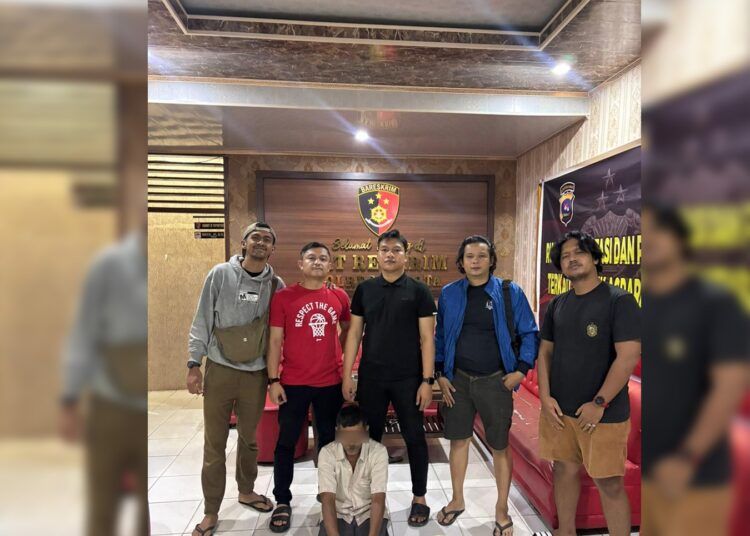 Polisi menangkap seorang agen penyalur pakan ayam pada Jumat (9/1/2026) sekitar pukul 23.00 WIB atas dugaan menggelapkan uang. Foto: Polres 50 Kota