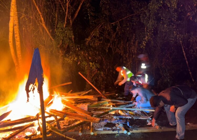 Polisi membakar pondok penambang emas ilegal di Pulau Aia Tamu, Batang Ombilin, Jorong Baduih, Nagari Simawang, Kecamatan Rambatan, Tanah Datar, pada Sabtu (10/1/2026) malam. Foto: Polres Tanah Datar