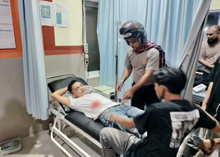 Korban penusukan di Lapangan Voli Padang Jirat, Jorong Nagari Saparampek, Nagari Ladang Panjang, Kecamatan Tigo Nagari, pada Senin (12/1/2026) dini hari dibawa ke Puskesmas Ladang Panjang. Foto: Polsek Tigo Nagari