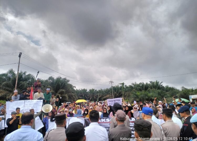 Seribuan warga Nagari Alahan Nan Tigo dan Nagari Lubuk Besar, Kecamatan Jujuhan, Dharmasraya, mendemonstrasi PT TKA pada Senin (12/12/2026) di halaman pabrik perusahaan itu di Nagari Lubuk Besar, Asam Jujuhan. Foto: Guspira Ardilla