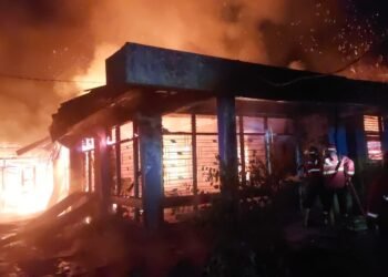 Ditinggalkan Penghuni Beberapa Hari, Sebuah Rumah Terbakar di Padang, Warga Dengar Ledakan