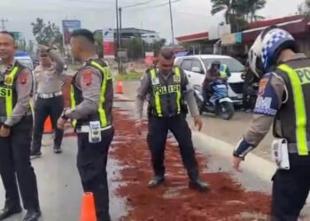 Jalan Licin Akibat Tumpahan Solar, Lima Kendaraan Kecelakaan Beruntun di Limapuluh Kota